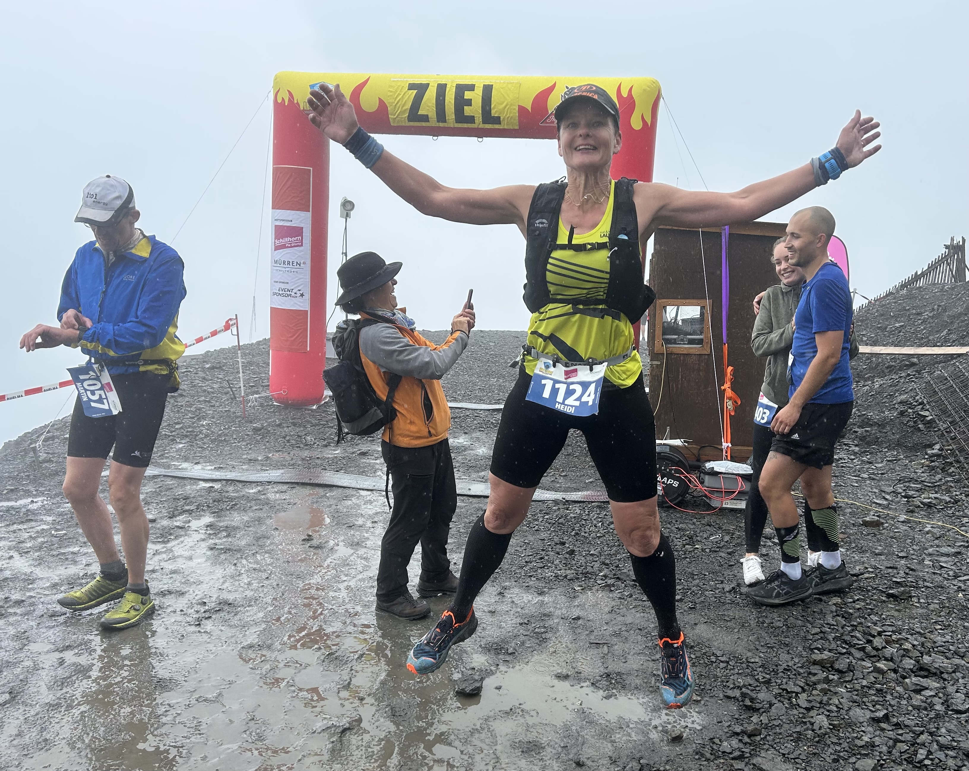 Heidi mit Freudensprung im Ziel